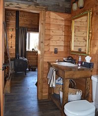 Cabin & Bunk house – McKenzie Outfitters